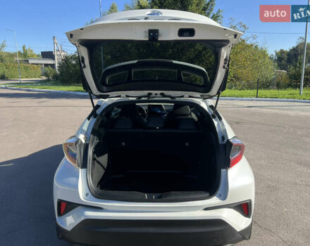 Белый Тойота C-HR, объемом двигателя 1.8 л и пробегом 139 тыс. км за 20900 $, фото 11 на Automoto.ua