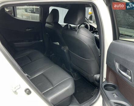 Тойота C-HR 2018 у Києві на Automoto.ua Білий Тойота C-HR, об'ємом двигуна 1.8 л та пробігом 74 тис. км за 22900 $, фото 10 на Automoto.ua