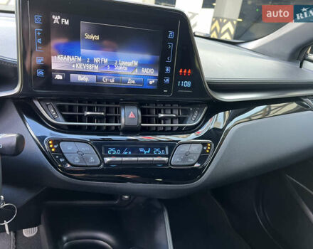 Белый Тойота C-HR, объемом двигателя 1.2 л и пробегом 57 тыс. км за 18750 $, фото 37 на Automoto.ua