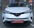 Белый Тойота C-HR, объемом двигателя 1.8 л и пробегом 130 тыс. км за 22300 $, фото 1 на Automoto.ua