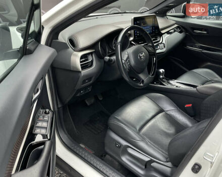Тойота C-HR 2018 у Києві на Automoto.ua Білий Тойота C-HR, об'ємом двигуна 1.8 л та пробігом 74 тис. км за 22900 $, фото 8 на Automoto.ua