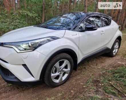 Белый Тойота C-HR, объемом двигателя 1.8 л и пробегом 26 тыс. км за 27500 $, фото 1 на Automoto.ua