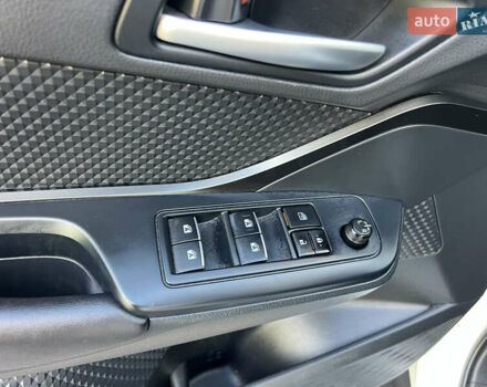 Белый Тойота C-HR, объемом двигателя 1.2 л и пробегом 57 тыс. км за 18750 $, фото 38 на Automoto.ua