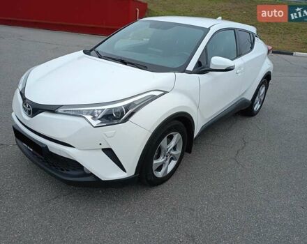 Белый Тойота C-HR, объемом двигателя 1.2 л и пробегом 93 тыс. км за 18700 $, фото 2 на Automoto.ua