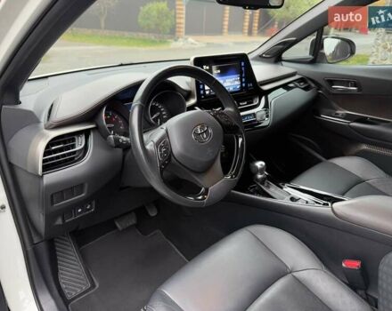Белый Тойота C-HR, объемом двигателя 1.2 л и пробегом 88 тыс. км за 21500 $, фото 23 на Automoto.ua