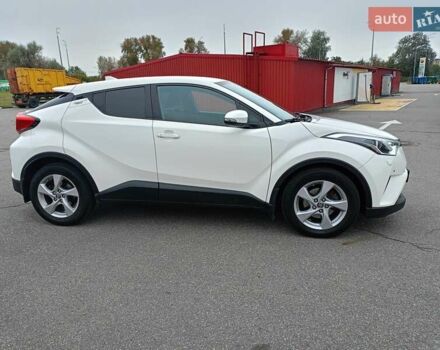 Белый Тойота C-HR, объемом двигателя 1.2 л и пробегом 93 тыс. км за 18700 $, фото 7 на Automoto.ua