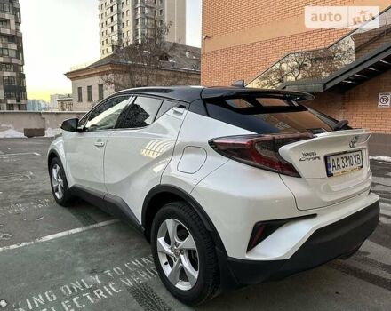 Белый Тойота C-HR, объемом двигателя 1.2 л и пробегом 25 тыс. км за 23000 $, фото 2 на Automoto.ua