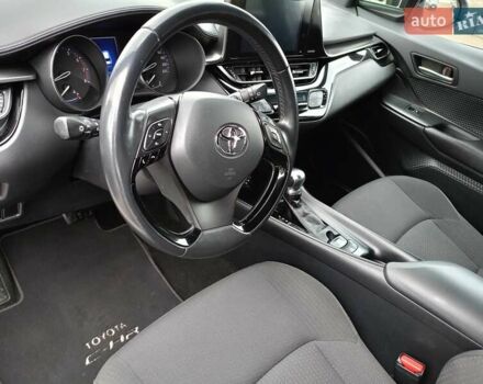 Белый Тойота C-HR, объемом двигателя 1.2 л и пробегом 93 тыс. км за 18698 $, фото 24 на Automoto.ua