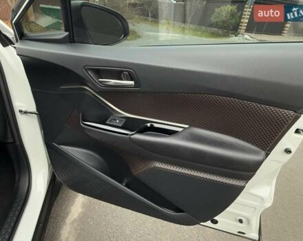 Белый Тойота C-HR, объемом двигателя 1.2 л и пробегом 88 тыс. км за 21500 $, фото 32 на Automoto.ua