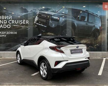 Белый Тойота C-HR, объемом двигателя 1.8 л и пробегом 108 тыс. км за 23164 $, фото 1 на Automoto.ua