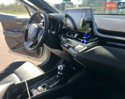Белый Тойота C-HR, объемом двигателя 1.8 л и пробегом 139 тыс. км за 20900 $, фото 30 на Automoto.ua