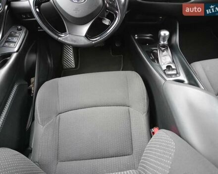 Белый Тойота C-HR, объемом двигателя 1.2 л и пробегом 93 тыс. км за 18698 $, фото 21 на Automoto.ua