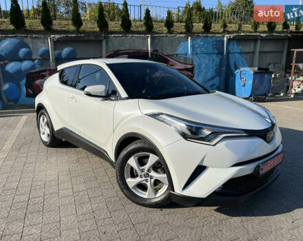 Белый Тойота C-HR, объемом двигателя 1.8 л и пробегом 144 тыс. км за 21900 $, фото 3 на Automoto.ua