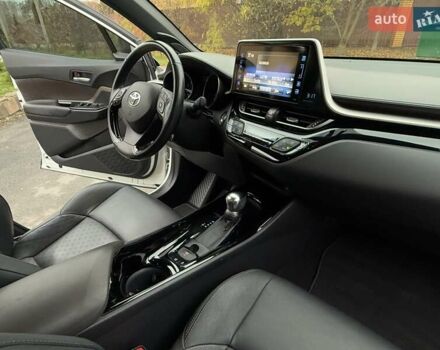 Белый Тойота C-HR, объемом двигателя 1.2 л и пробегом 88 тыс. км за 21500 $, фото 33 на Automoto.ua