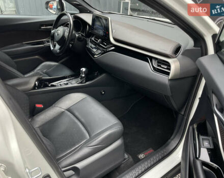 Тойота C-HR 2018 у Києві на Automoto.ua Білий Тойота C-HR, об'ємом двигуна 1.8 л та пробігом 74 тис. км за 22900 $, фото 11 на Automoto.ua