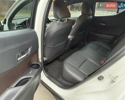 Белый Тойота C-HR, объемом двигателя 1.2 л и пробегом 88 тыс. км за 21500 $, фото 26 на Automoto.ua