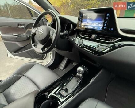 Белый Тойота C-HR, объемом двигателя 1.2 л и пробегом 88 тыс. км за 21500 $, фото 36 на Automoto.ua