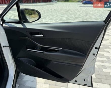 Белый Тойота C-HR, объемом двигателя 1.8 л и пробегом 97 тыс. км за 23300 $, фото 27 на Automoto.ua