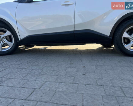 Белый Тойота C-HR, объемом двигателя 1.8 л и пробегом 144 тыс. км за 21900 $, фото 32 на Automoto.ua