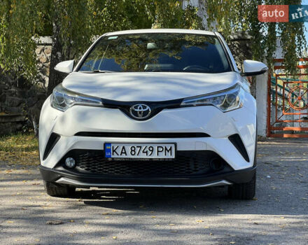 Белый Тойота C-HR, объемом двигателя 1.2 л и пробегом 57 тыс. км за 18750 $, фото 3 на Automoto.ua