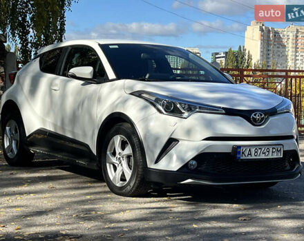 Белый Тойота C-HR, объемом двигателя 1.2 л и пробегом 57 тыс. км за 18750 $, фото 5 на Automoto.ua