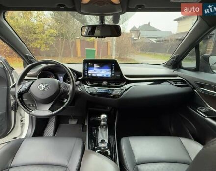Белый Тойота C-HR, объемом двигателя 1.2 л и пробегом 88 тыс. км за 21500 $, фото 29 на Automoto.ua