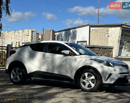 Белый Тойота C-HR, объемом двигателя 1.2 л и пробегом 57 тыс. км за 18750 $, фото 6 на Automoto.ua