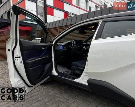 Білий Тойота C-HR, об'ємом двигуна 1.99 л та пробігом 64 тис. км за 25000 $, фото 20 на Automoto.ua