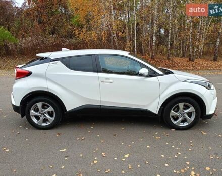 Белый Тойота C-HR, объемом двигателя 1.2 л и пробегом 93 тыс. км за 18698 $, фото 5 на Automoto.ua