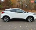 Белый Тойота C-HR, объемом двигателя 1.2 л и пробегом 93 тыс. км за 18698 $, фото 5 на Automoto.ua