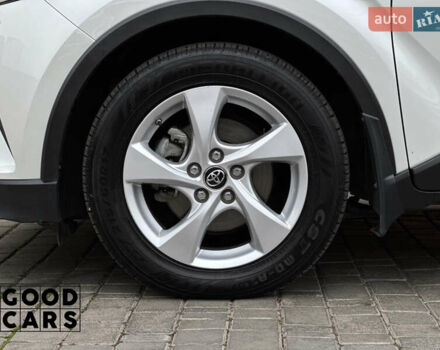 Білий Тойота C-HR, об'ємом двигуна 1.99 л та пробігом 64 тис. км за 25000 $, фото 12 на Automoto.ua