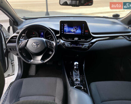 Белый Тойота C-HR, объемом двигателя 1.8 л и пробегом 130 тыс. км за 22300 $, фото 11 на Automoto.ua