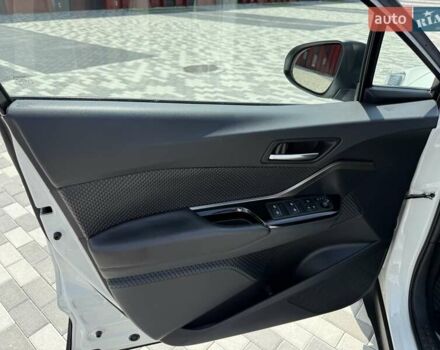 Белый Тойота C-HR, объемом двигателя 1.8 л и пробегом 97 тыс. км за 23300 $, фото 21 на Automoto.ua