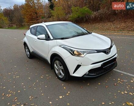 Белый Тойота C-HR, объемом двигателя 1.2 л и пробегом 93 тыс. км за 18698 $, фото 4 на Automoto.ua