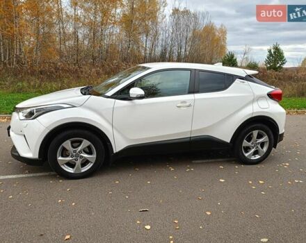 Белый Тойота C-HR, объемом двигателя 1.2 л и пробегом 93 тыс. км за 18698 $, фото 1 на Automoto.ua