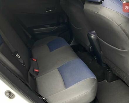 Белый Тойота C-HR, объемом двигателя 1.8 л и пробегом 108 тыс. км за 23164 $, фото 6 на Automoto.ua