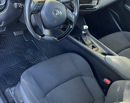 Белый Тойота C-HR, объемом двигателя 1.2 л и пробегом 57 тыс. км за 18750 $, фото 29 на Automoto.ua
