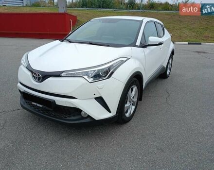 Белый Тойота C-HR, объемом двигателя 1.2 л и пробегом 93 тыс. км за 18700 $, фото 4 на Automoto.ua