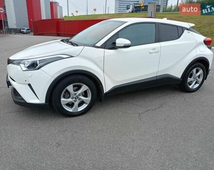 Белый Тойота C-HR, объемом двигателя 1.2 л и пробегом 93 тыс. км за 18700 $, фото 1 на Automoto.ua