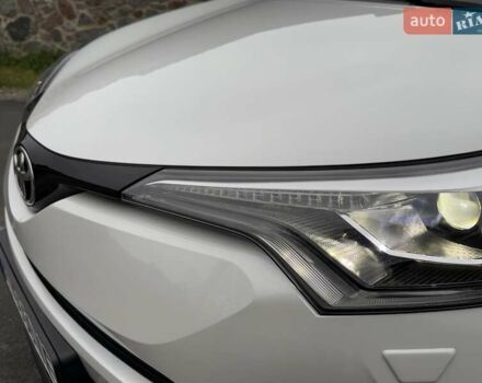 Белый Тойота C-HR, объемом двигателя 1.2 л и пробегом 88 тыс. км за 21500 $, фото 19 на Automoto.ua