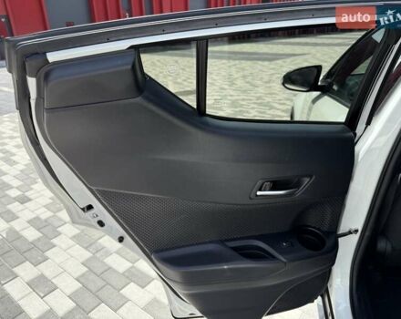 Белый Тойота C-HR, объемом двигателя 1.8 л и пробегом 97 тыс. км за 23300 $, фото 23 на Automoto.ua