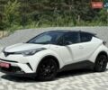 Белый Тойота C-HR, объемом двигателя 1.8 л и пробегом 97 тыс. км за 23300 $, фото 1 на Automoto.ua