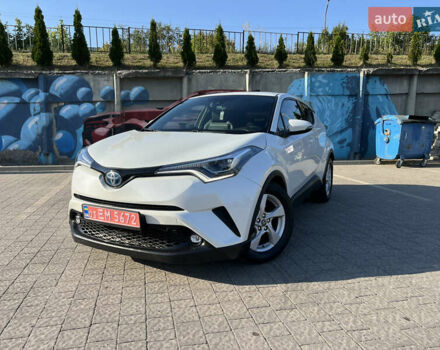 Белый Тойота C-HR, объемом двигателя 1.8 л и пробегом 144 тыс. км за 21900 $, фото 4 на Automoto.ua