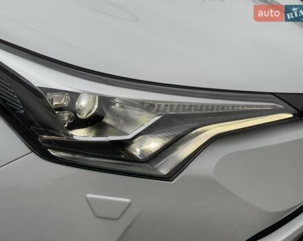 Белый Тойота C-HR, объемом двигателя 1.2 л и пробегом 88 тыс. км за 21500 $, фото 17 на Automoto.ua