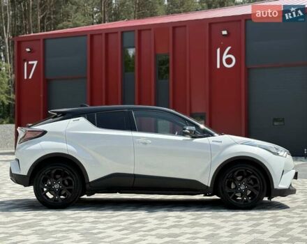 Белый Тойота C-HR, объемом двигателя 1.8 л и пробегом 97 тыс. км за 23300 $, фото 9 на Automoto.ua