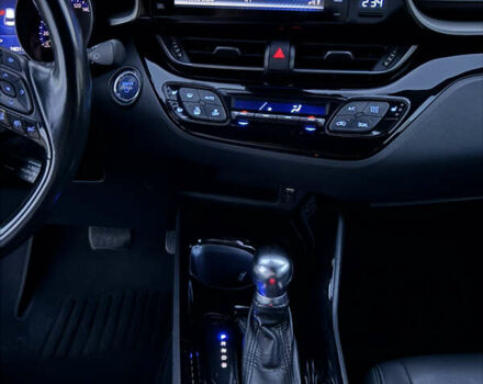 Белый Тойота C-HR, объемом двигателя 1.8 л и пробегом 76 тыс. км за 26300 $, фото 16 на Automoto.ua