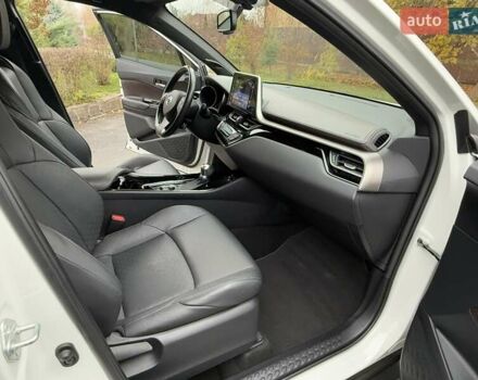 Белый Тойота C-HR, объемом двигателя 1.2 л и пробегом 88 тыс. км за 21500 $, фото 31 на Automoto.ua