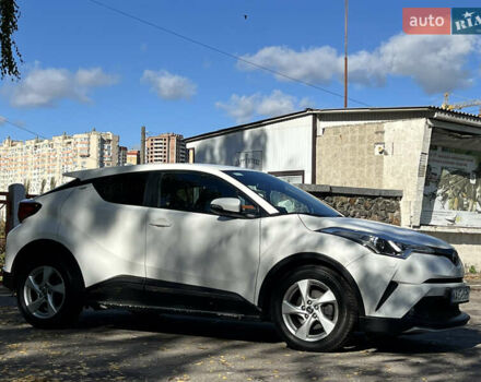 Белый Тойота C-HR, объемом двигателя 1.2 л и пробегом 57 тыс. км за 18750 $, фото 7 на Automoto.ua