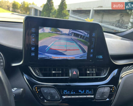 Белый Тойота C-HR, объемом двигателя 1.2 л и пробегом 57 тыс. км за 18750 $, фото 40 на Automoto.ua