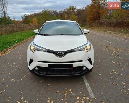 Белый Тойота C-HR, объемом двигателя 1.2 л и пробегом 93 тыс. км за 18698 $, фото 3 на Automoto.ua